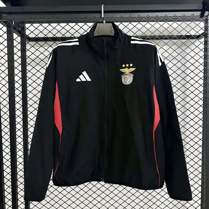 Casaco preto e vermelho 2025/26 fecho completo